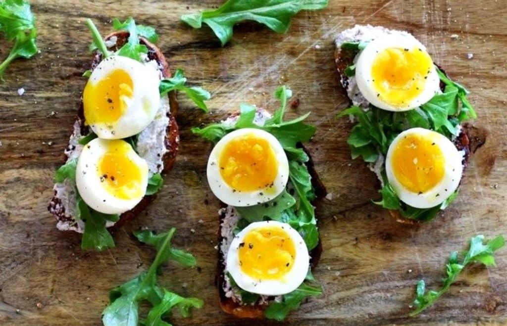 Semakin gelap warna kuning telur, maka semakin banyak kandungan nutriennya seperti omega-3, carotenoids, dan luteins. (Foto: Pinterest/Casal Mistério)