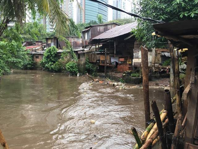 Bangunan berdiri di bantaran Kali Krukut, Jakarta Selatan. Foto: MTVN/Riyan Ferdianto.