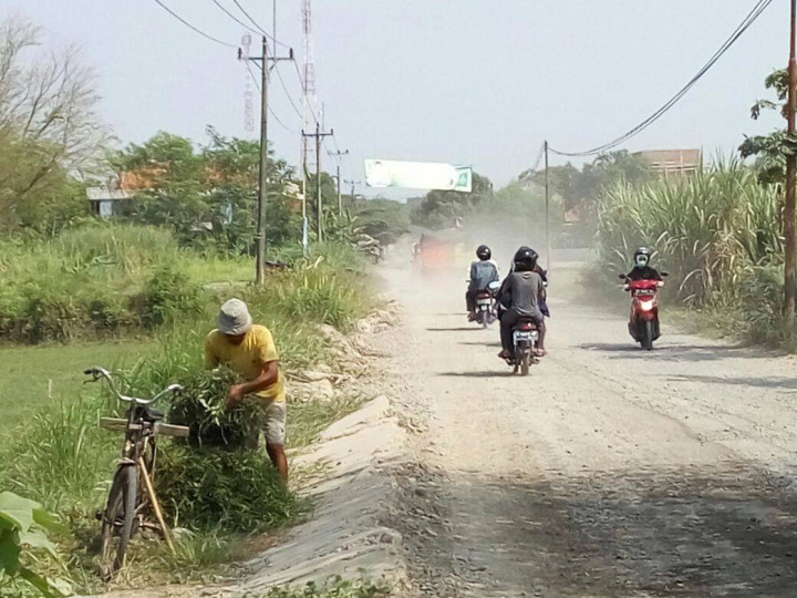 Warga Tegal Tuding Proyek Tol Rusak Jalan Desa