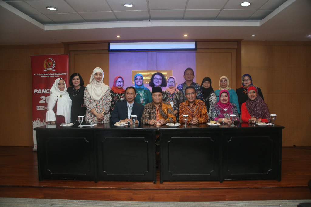Wakil Ketua MPR Hidayat Nur Wahid (Duduk di tengah) (Foto: Dok. MPR)