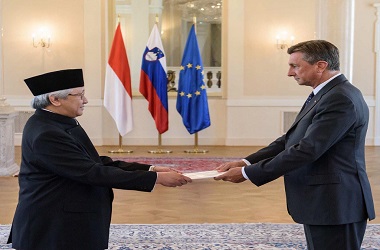 Dubes RI Wina Serahkan Surat Kepercayaan Kepada Presiden Slovenia