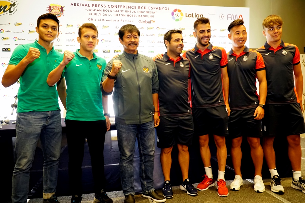 Tim Nasional U-19 dan dan RCD Espanyol berfoto bersama usai Konferensi Pers pertandingan persahabatan yang akan digelar Jumat (14/7) di Stadion GBLA Bandung, di Bandung, Jawa Barat. (Foto: Ant/Agus Bebeng)