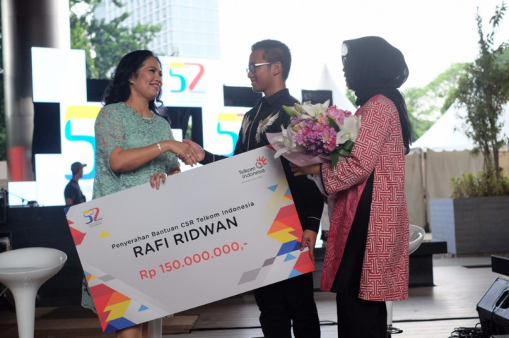 Telkom Beri Penghargaan untuk Desainer Muda Rafi Ridwan