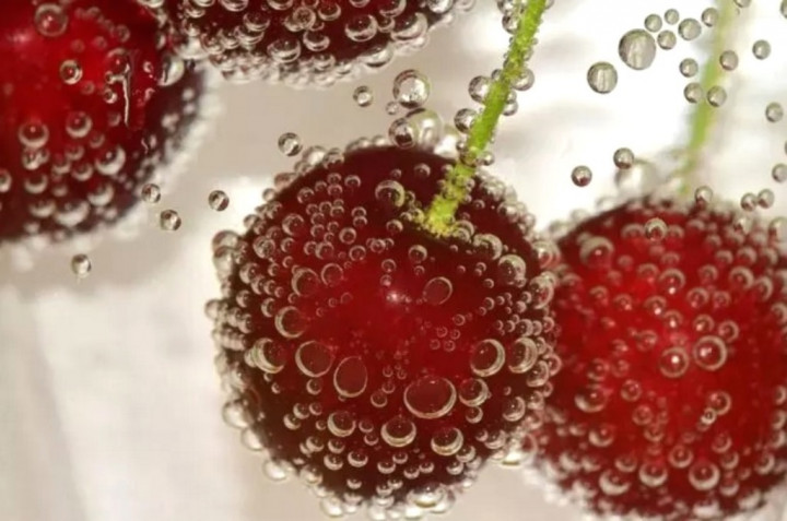 Konsumsi Air Murni Soda Berlebih Tingkatkan Risiko Kerusakan Gigi?