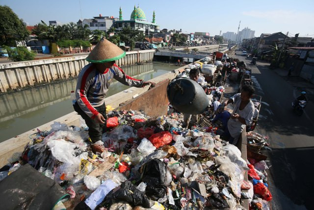 Jadi Lapak Gerobak Sampah, Kali Grogol Tercemar