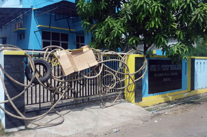 Kantor PSDKP Disegel Nelayan Cantrang Tegal