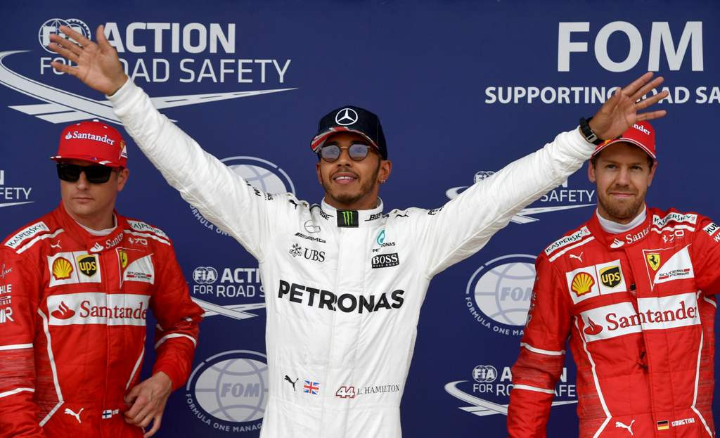 Lewis Hamilton (tengah) usai memastikan pole position GP Inggris (Foto: AFP/ANDREJ ISAKOVIC)