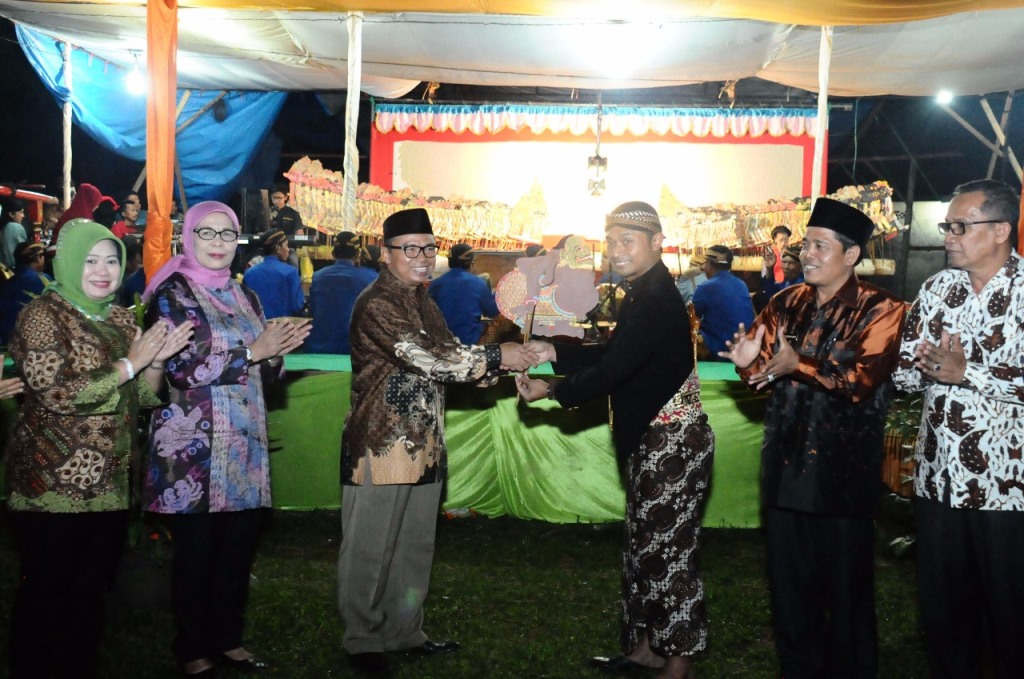 MPR RI bekerja sama dengan Pemerintah Daerah Kabupaten Dharmasraya menyelenggarakan pagelaran wayang kulit di lapangan Putra Jaya, Jorong Sungai Kalang, Nagari Tiumang, Kecamatan Tiumang, Kabupaten Dharmasraya, Sumatera Barat, Sabtu, 15 Juli 2017 (Foto:Do