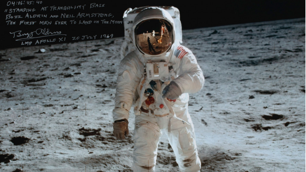 Salah satu foto pendaratan di Bulan yang bakal dilelang Sotheby