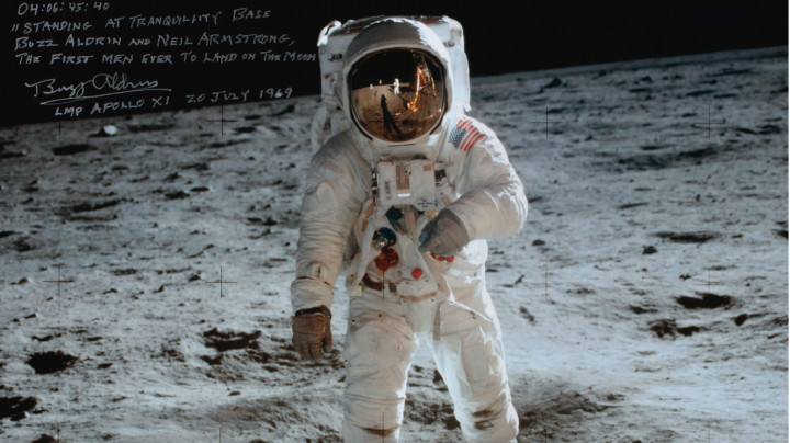 Pernak Pernik Bersejarah dari Misi Bulan NASA akan Dilelang