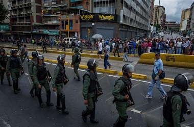 Seorang Nenek Tewas Tertembak di Antrean Referendum Venezuela