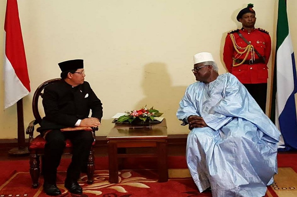 Dubes RI untuk Sierra Leone merangkap Senegal, Mansyur Pangeran, bertemu Presiden Ernest Bai Koroma. (Foto: KBRI Dakar)