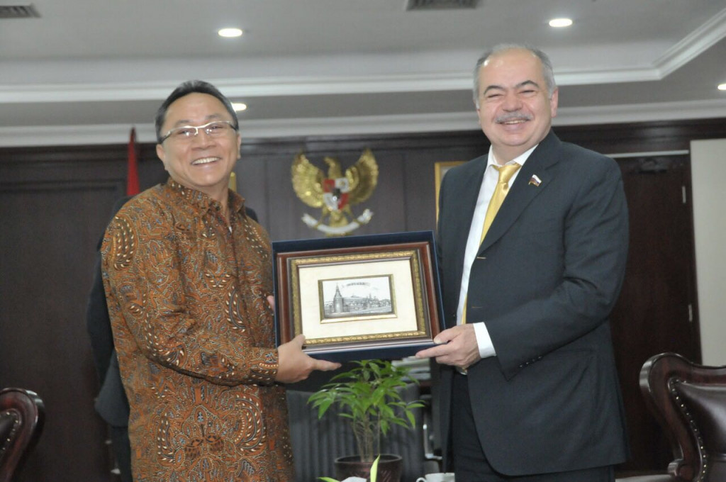 Ketua MPR Zulkifli Hasan dengan Wakil Ketua Parlemen Rusia Ilyas Umakhanov (Foto: Dok. MPR)