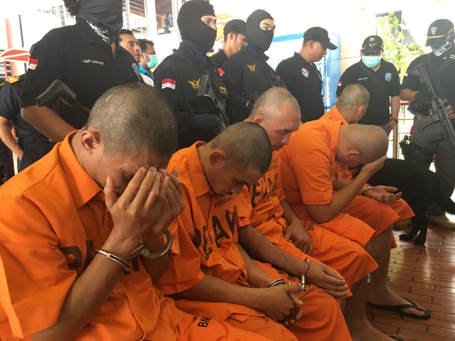 Lima tersangka narkoba dibekuk terkait penyelundupan melalui lintas udara, MTVN - Farhan Dwi