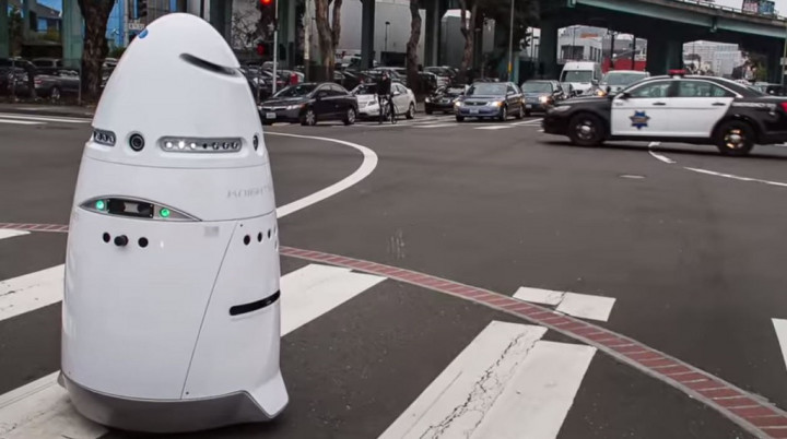 Robot Penjaga Ini Tenggelamkan Diri di Air Mancur