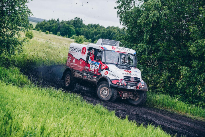 Adu Kuat 'Monster' di Silk Way Rally 2017