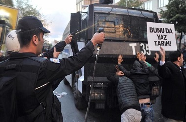 Pengadilan Turki Perintahkan Penangkapan Enam Aktivis HAM