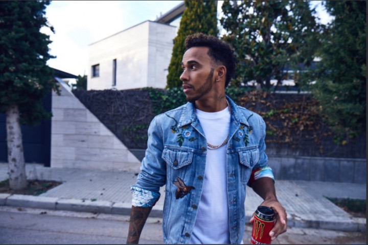 Hamilton Belum Terpikirkan untuk Pensiun