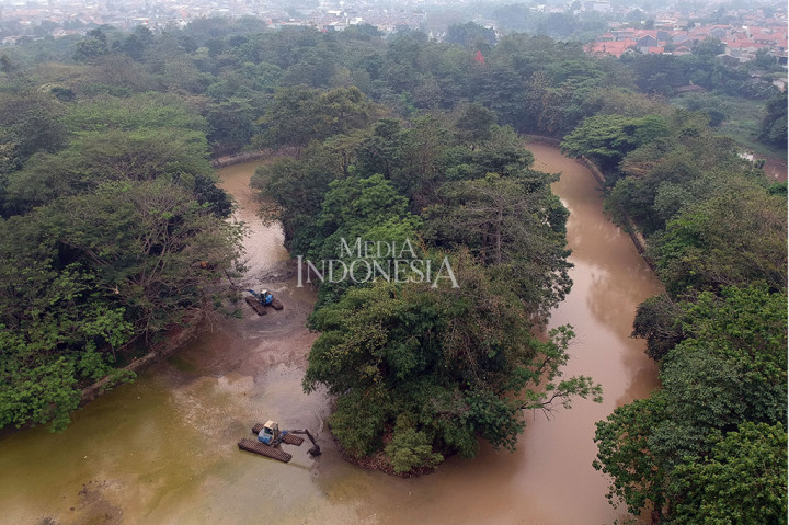 Atasi Banjir, Waduk Hutan Kota Srengseng Dikeruk