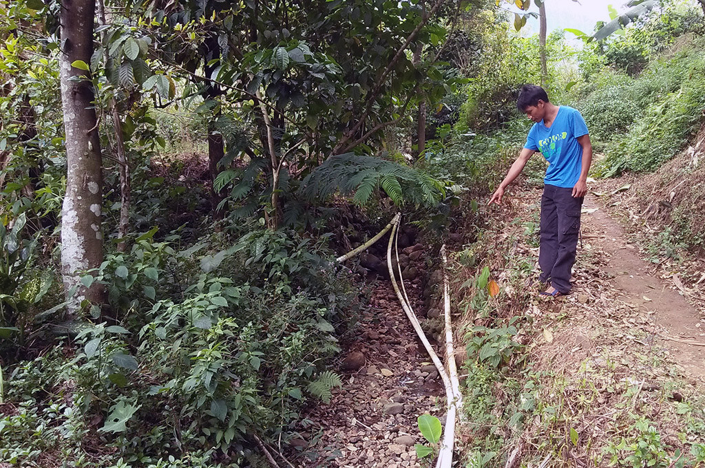 Saluran irigasi milik warga Desa Deles, Kecamatan Bawang, Batang, Jawa Tengah, rusak akibat adanya aktivitas galian C -- MTVN/Iswahyudi