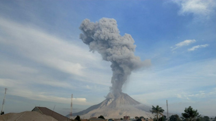 Gunung Sinabung Semburkan Abu Vulkanik 3,5 Km
