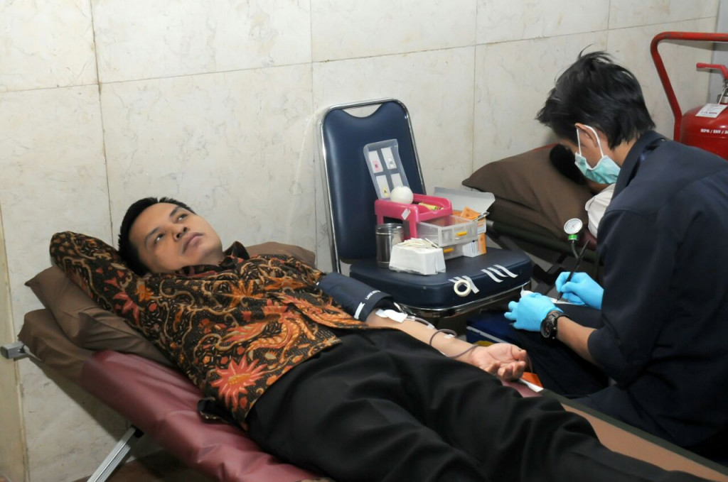 Sekretaris Jenderal MPR Ma'ruf Cahyono donor darah. foto: dok Setjen MPR
