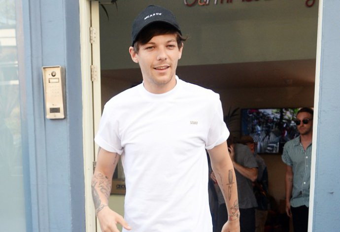 Louis Tomlinson Bantah Ketidakharmonisan Antara Personel One Direction