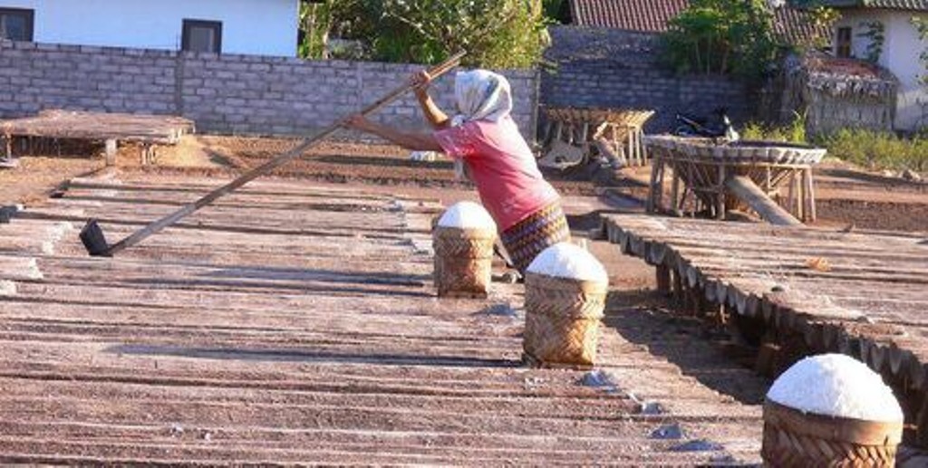 Petani garam amed. (FOTO: MTVN/Raiza Andini)