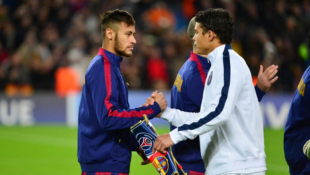 Neymar (Kiri) saat bersalaman dengan Thiago Silva (Kanan) di babak perempat final Liga Champions musim 2016--2017 (Foto: Le10sport)