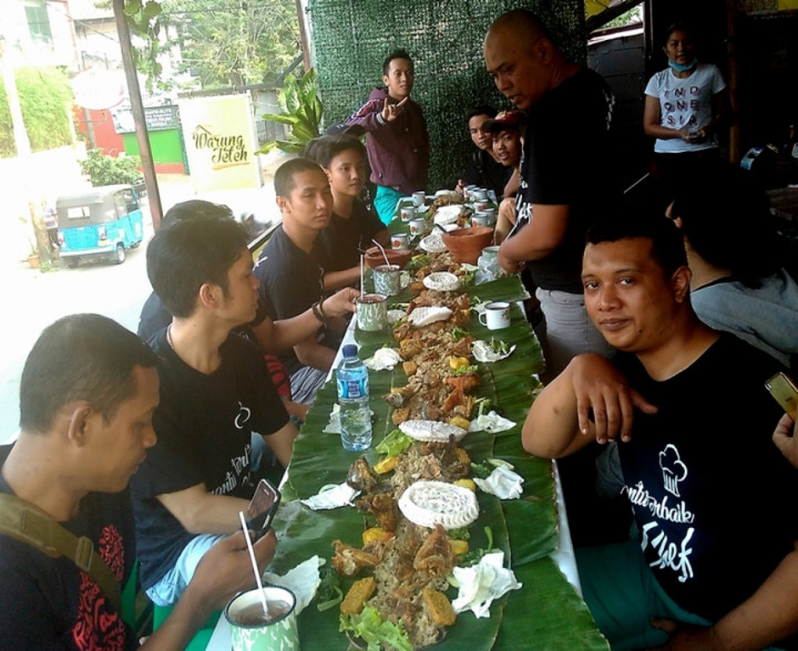 Menikmati Nasi Liwet di Warung Teteh