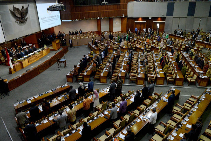 Menunggu Kabar Senayan