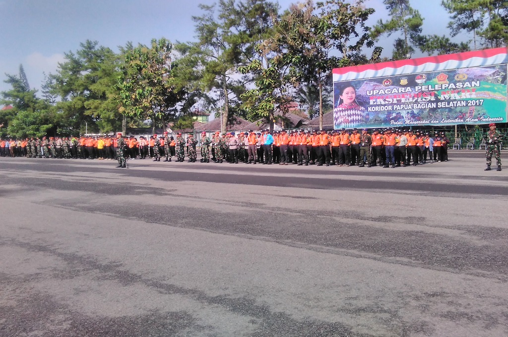 Upacara pelepasan peserta Ekspedisi NKRI ke Papua bagian selatan di Kabupaten Bandung Barat, MTVN - Octavianus