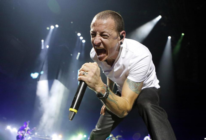 Aksi Impresif Chester Bennington Membawakan Lagu Adele