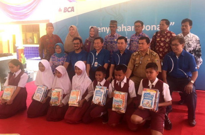 Tingkatkan Minat Baca, BCA Serahkan Donasi Buku di Tujuh SD di Lampung