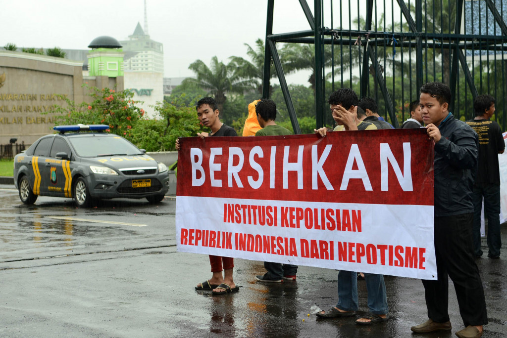 Komite Aksi Mahasiswa untuk Reformasi dan Demokrasi (Kamerad) berunjuk rasa memprotes Surat Keputusan Kapolri soal syarat bagi calon taruna/taruni Akademi Kepolisian (Akpol) di Depan Kompleks Parlemen, Jakarta. (MI/Panca Syurkani)