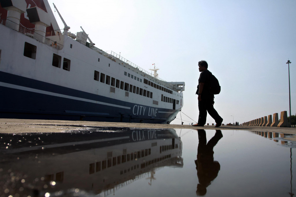 Tol Laut. MI/Galih Pradipta.