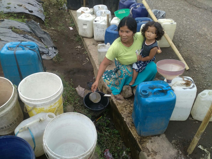 Tiga Hari Antre demi Dua Jeriken Air Bersih