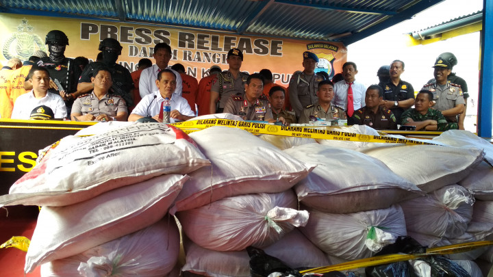 Polda Sulsel Sita 3 Ton Bahan Bom Ikan