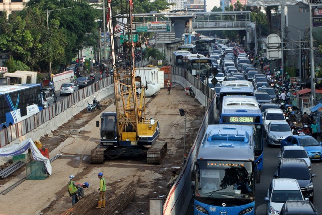 Polisi Rekayasa Lalu Lintas Perempatan Mampang