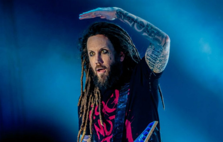 Gitaris Korn Sebut Chester Bennington Pengecut