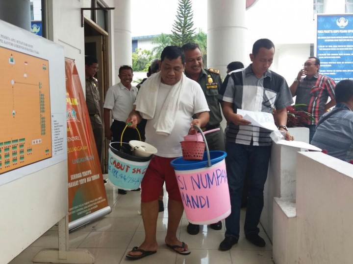 Warga Medan <i>Numpang</i> Mandi di Kantor Gubernur Sumut