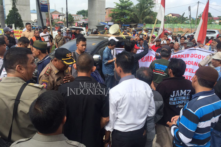 Ratusan Juru Parkir Unjuk Rasa Tolak Sistem Parkir Online