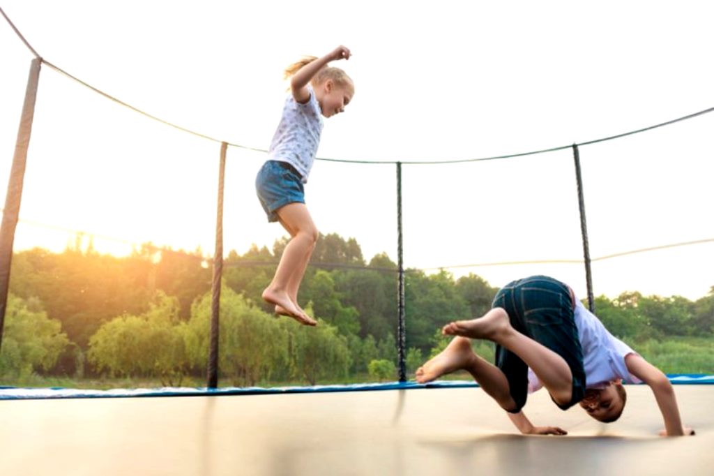 Ini Alasan Mengapa Anda Harus Menghentikan Anak Balita Bermain Trampolin