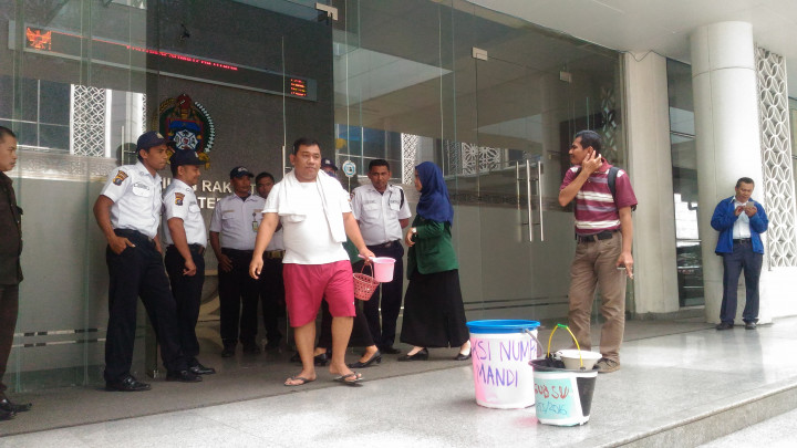 Saharuddin Dibolehkan Mandi di DPRD Sumut