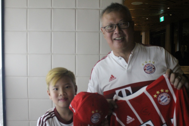 Hery Susanto dan putranya Nicholas, salah satu nasabah Allianz yang beruntung mendapatkan tiket nonton bareng Bayern Muenchen vs Chelsea dan bertemu dengan Javi Martinez (Foto: MTVN/Achmad Firdaus)