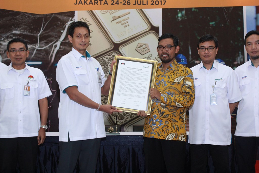 Direktur Utama Antam menandatangani komitmen Pencegahan Terintegrasi bersama Direktur Gratifikasi KPK (Foto:Dok.Antam)