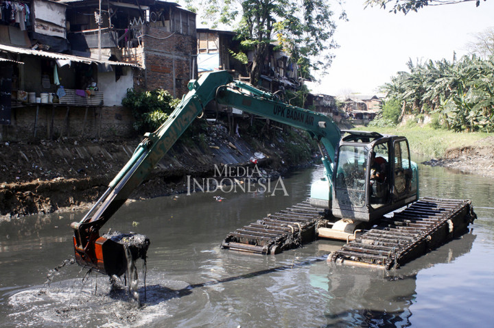 Antisipasi Banjir, Bantaran Kali Sunter Dikeruk