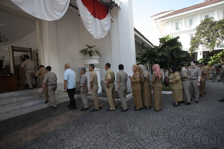 'Bersih-bersih' Pegawai Negeri