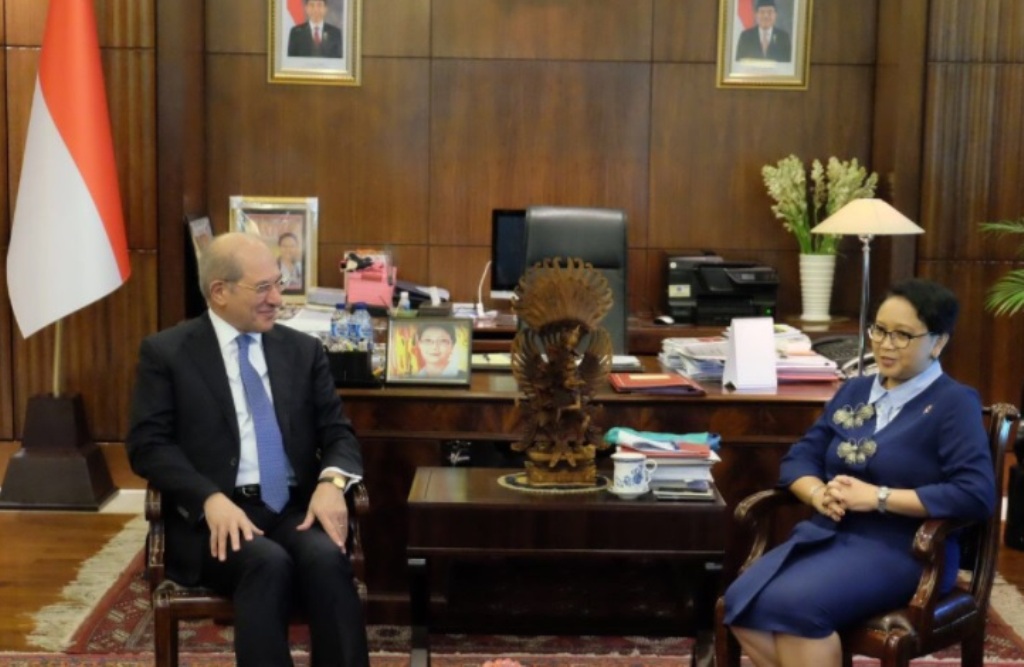Pertemuan Menlu Retno Marsudi dengan Direktur Jenderal  Organization for the Prohibition of Chemical Weapon (OPCW) (Foto: Dok.Kemenlu RI).