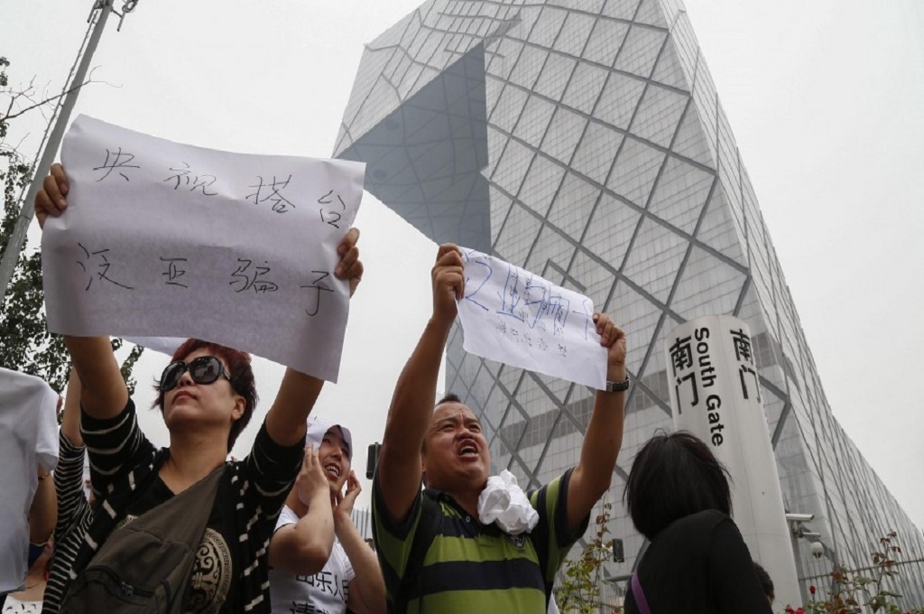 Demonstrasi di luar gedung CCTV di Beijing, China, 21 September 2015. (Foto: EPA)